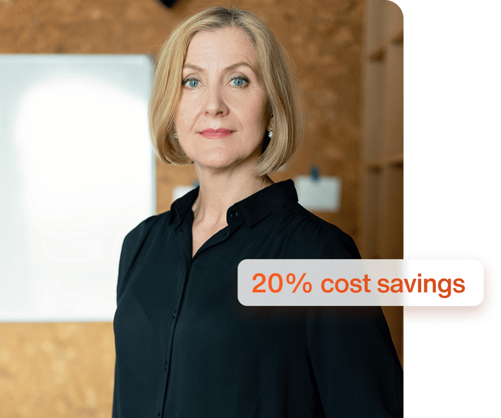 Kvinna med blont hår i svart skjorta, stående inomhus, med texten '20% cost savings'